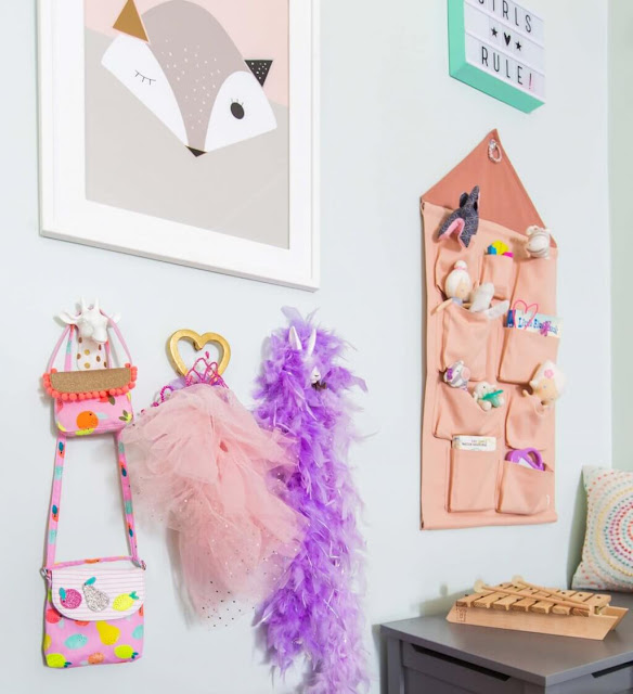 Emily Henderson Full Design Girls Playroom Whimsical Pink Playful 8.1 1024x1123 - Decorando un playroom segun Emily Henderson