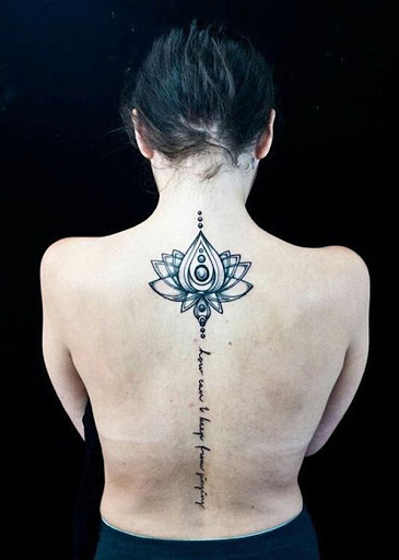 A combinação de designs com citações ao longo de sua coluna vertebral também é uma ótima ideia. Você pode escolher uma cotação ou o seu lema na vida