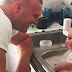 Un policier trouve un bébé trempé dans ses vomissures lors d'un contrôle de routine et laisse tout pour aller à sa rescousse