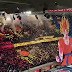 Torcida do Paris Saint-Germain formam um mosaico de Goku durante partida