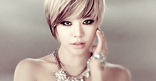 SNSD-sunny-with-blonde-wig.jpg