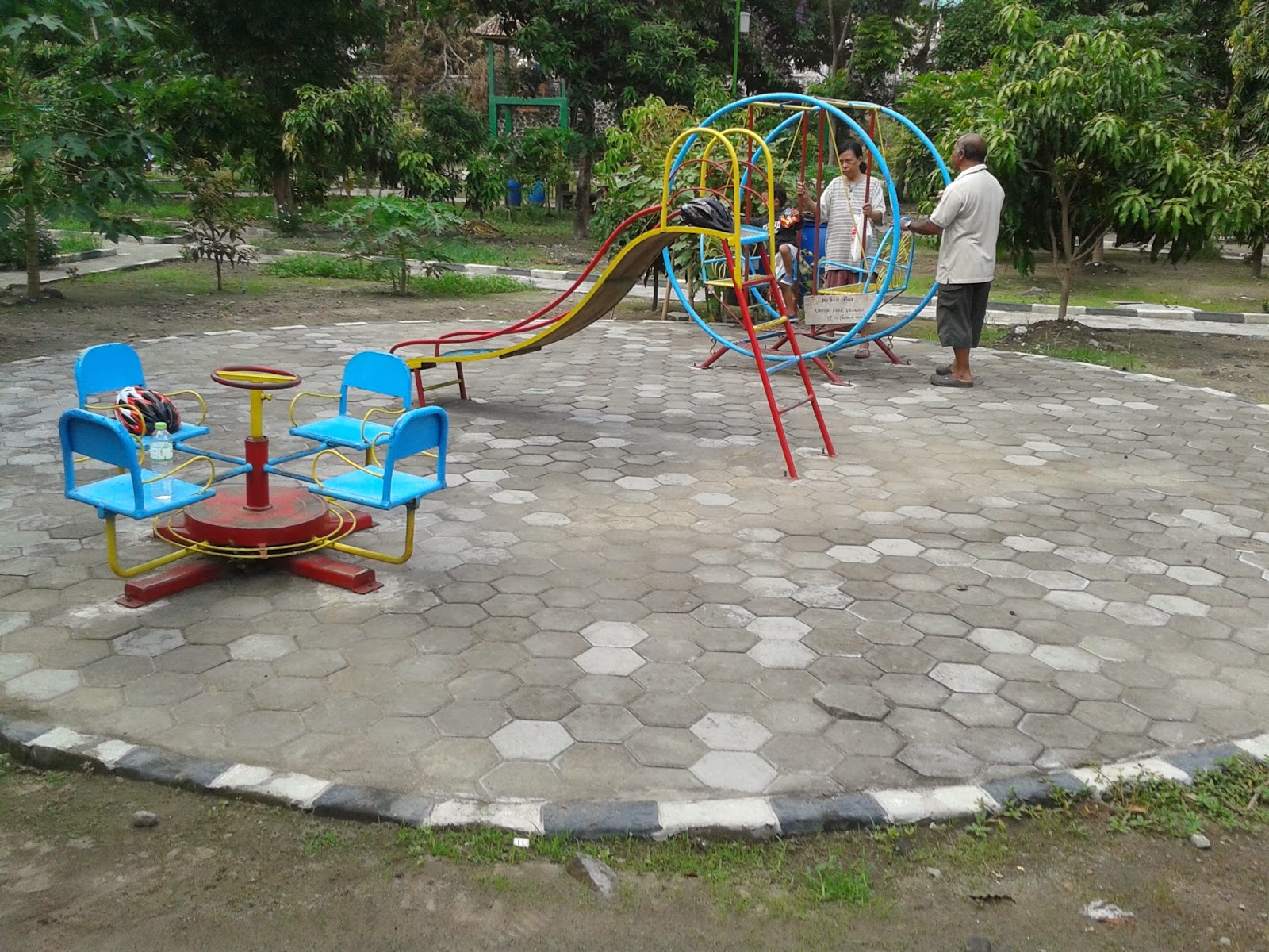 Fasilitas permainan di Taman Kampung Hijau Gambiran