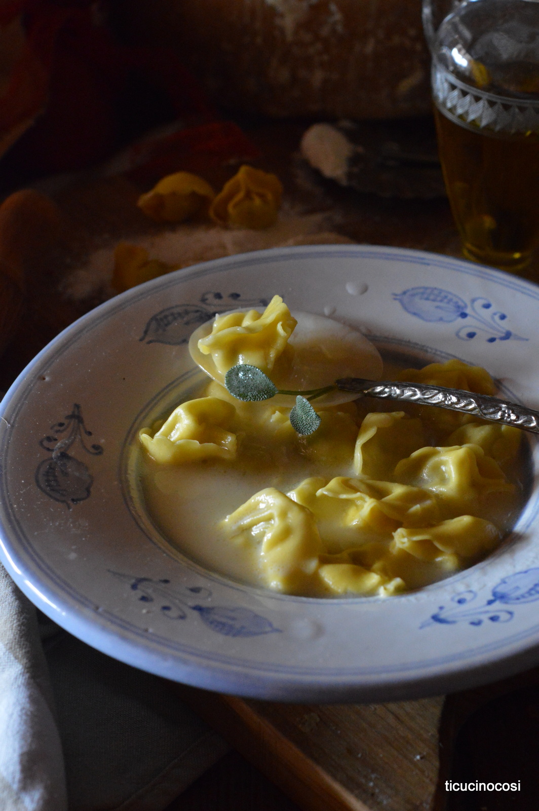 RAVIOLI DI PROSCIUTTO CON BRODO DI PARMIGIANO