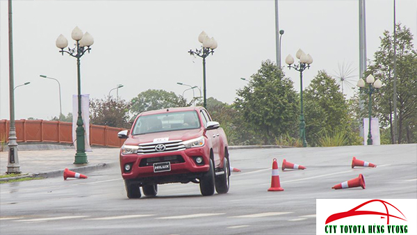 Giá xe, thông số kỹ thuật và đánh giá chi tiết bán tải Toyota Hilux 2018 nhập khẩu - ảnh 43 Giá xe, thông số kỹ thuật và đánh giá chi tiết bán tải Toyota Hilux 2018 nhập khẩu - ảnh 43