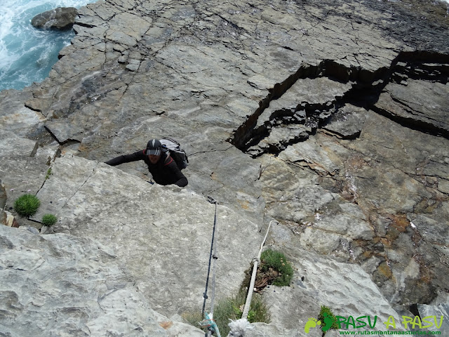 Ruta a la Cueva de la Iglesiona: Tramo con cuerda desde arriba