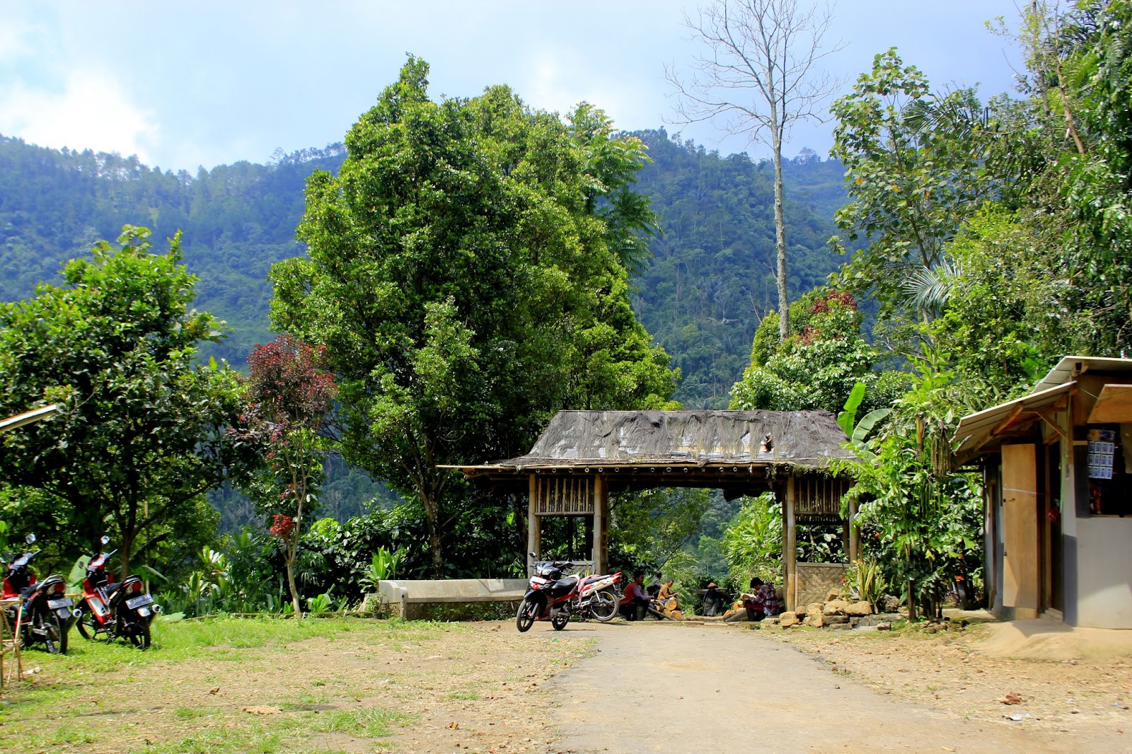 Gapura Menuju Air Terjun Kembar Baladewa