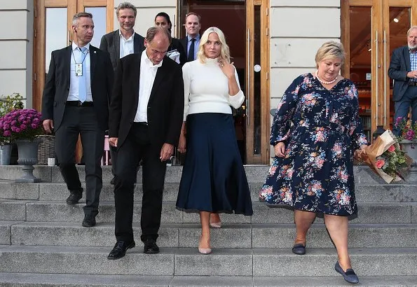 Prime Minister Erna Solberg and author Olaug Nilssen about the author's "Tung tids tale" book. Manolo Blahnik pumps and bag