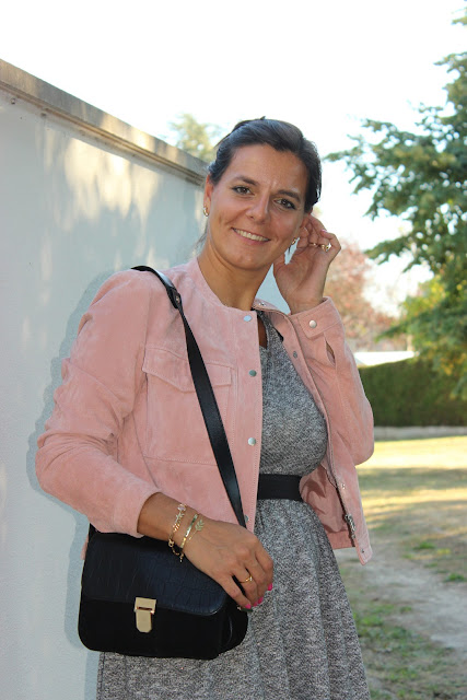 Robe Naf Naf, escarpins nude minelli et veste rose mango