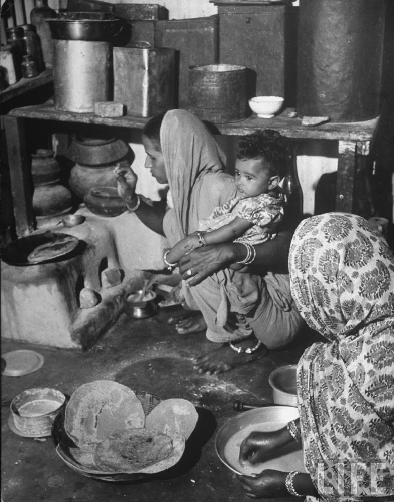  Indian women holding her child