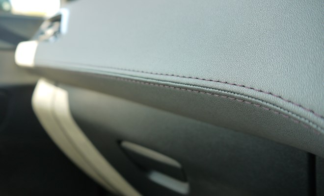 Peugeot 208 XY dashboard stiching