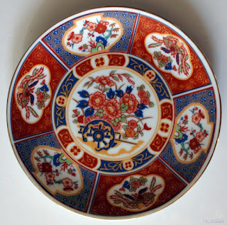 Ett stort fat i Imari-stil och tre väggfat ca 90-tal.