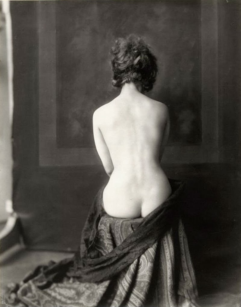 Alfred Cheney Johnston devoted a book to his glamour and nudes photography ...