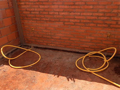 Como algumas paredes seriam de tijolinhos comuns aparentes, as instalações elétricas seguiram juntas com o assentamento da alvenaria, para evitar cortes comprometedores da estética das empenas. Como algumas paredes seriam de tijolinhos comuns aparentes, as instalações elétricas seguiram juntas com o assentamento da alvenaria, para evitar cortes comprometedores da estética das empenas.
