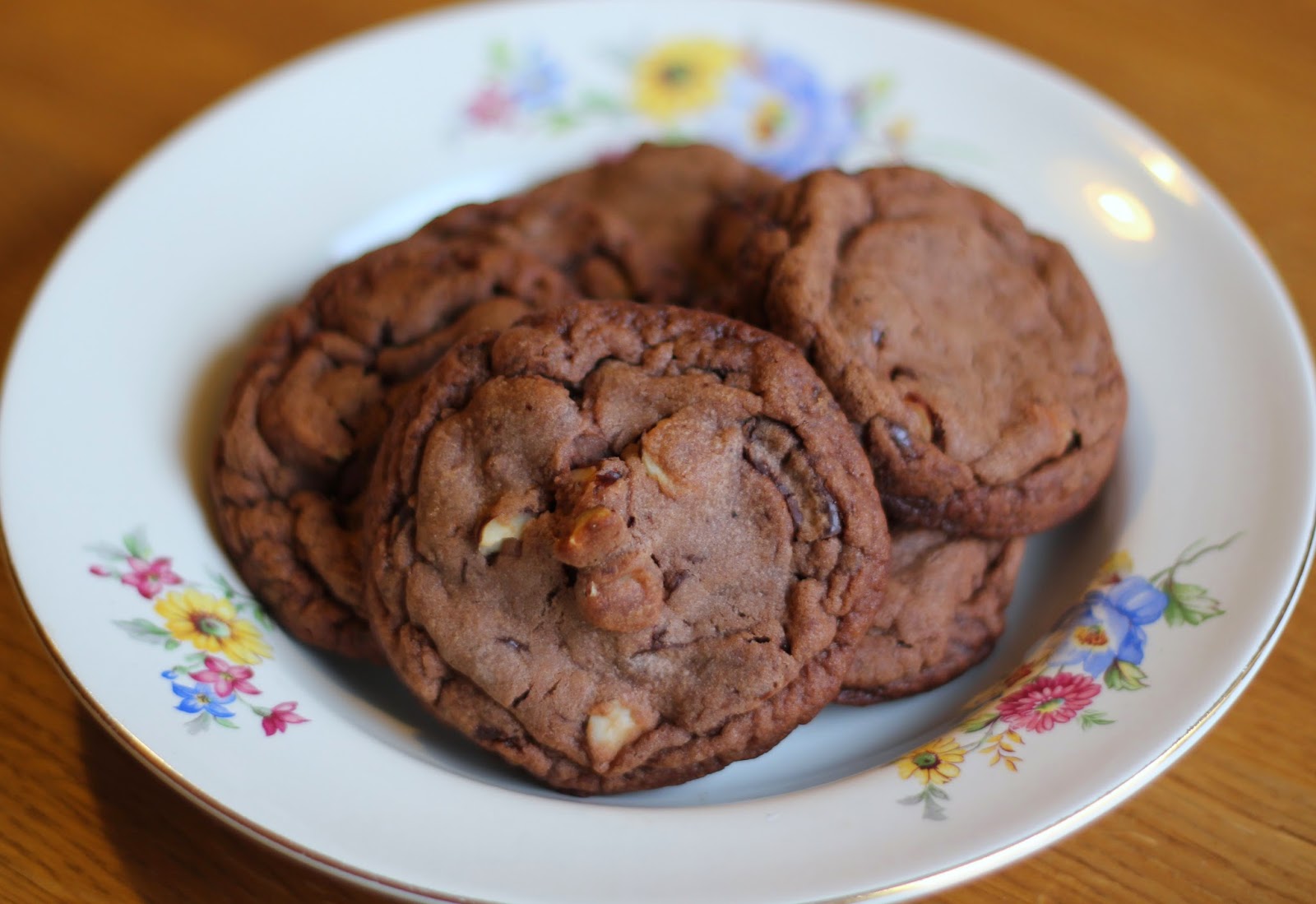Ferdigstekte Oatmeal Raisin Cookies På En Tallerken