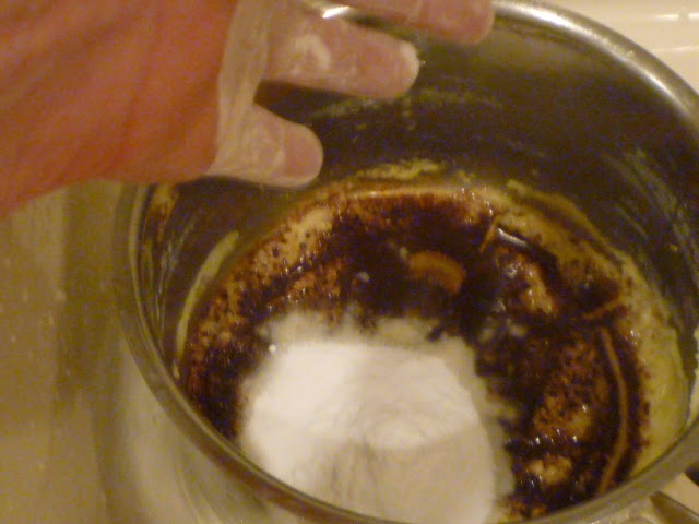 Burnt pan in baking soda