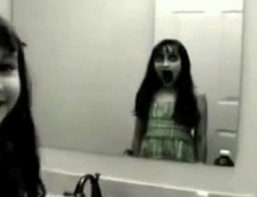 animasi hantu di cermin
