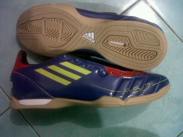 Sepatu Futsal: Jual sepatu futsal adidas original