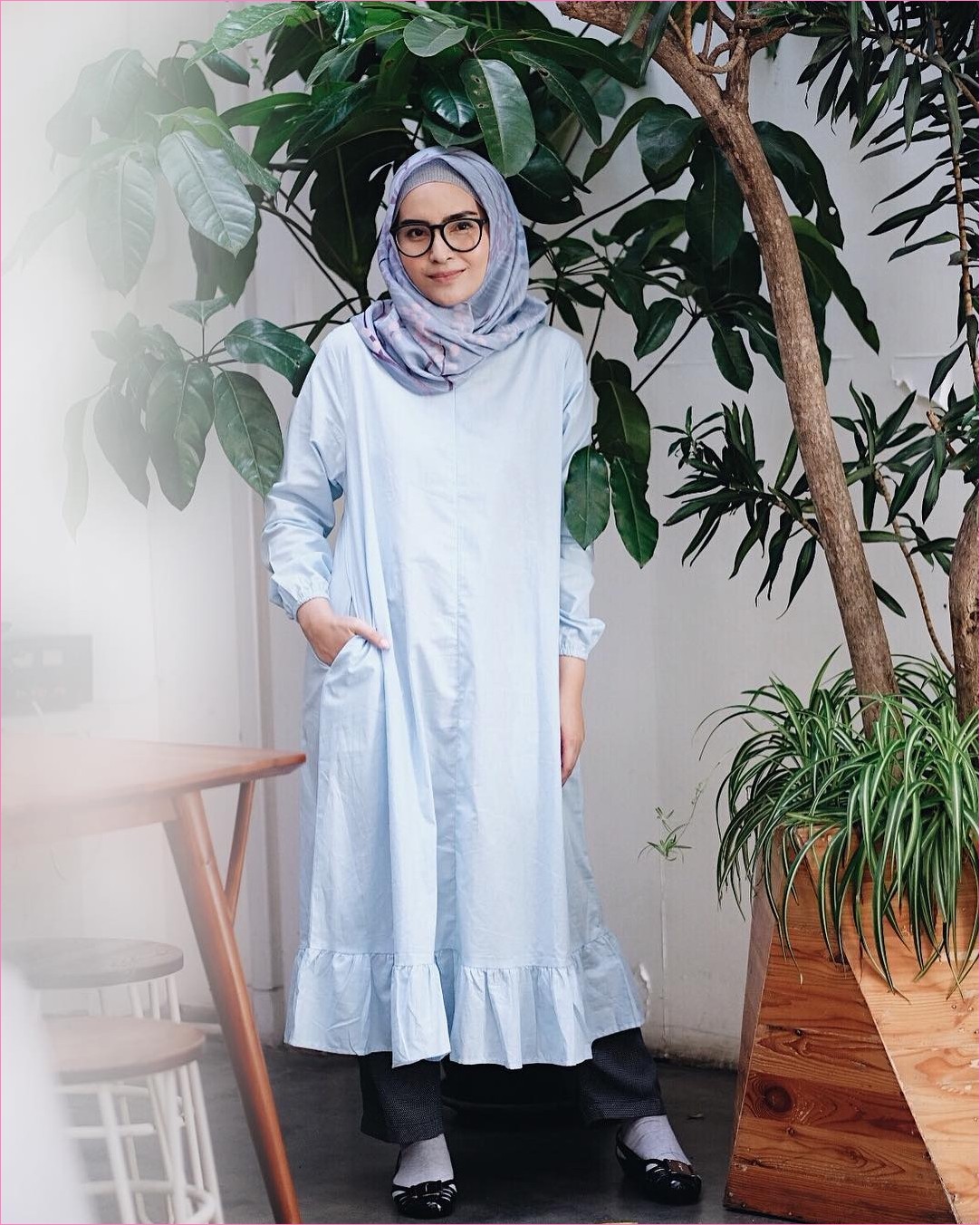 Outfit Baju Tunic Untuk Hijabers Ala Selebgram 2018 baju tunic biru muda celana kulot celana bahan abu tua flatshoes hitam kaos kaki putih ciput rajut abu muda kerudung segiempat hijab square kacamata ootd kekinian trendy Outfit Baju Tunic Untuk Hijabers Ala Selebgram 2018 baju tunic biru muda celana kulot celana bahan abu tua flatshoes hitam kaos kaki putih ciput rajut abu muda kerudung segiempat hijab square kacamata ootd kekinian trendy