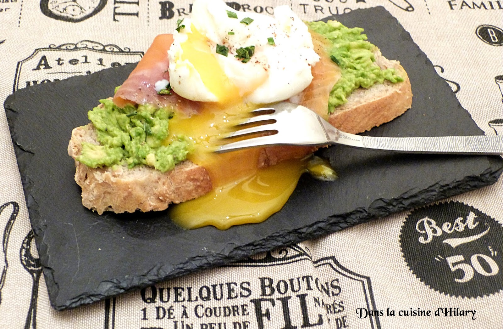 Dans la cuisine d'Hilary Avocado toast à la truite fumée et à l'oeuf