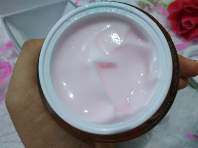cream sakura collagen