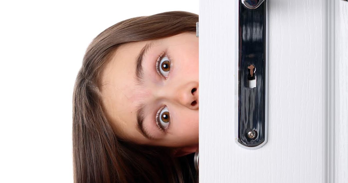 Девушка запирает дверь. Женщина в дверях. Девушка выглядывает из за двери. Открытая дверь. Ребенок выглядывает.