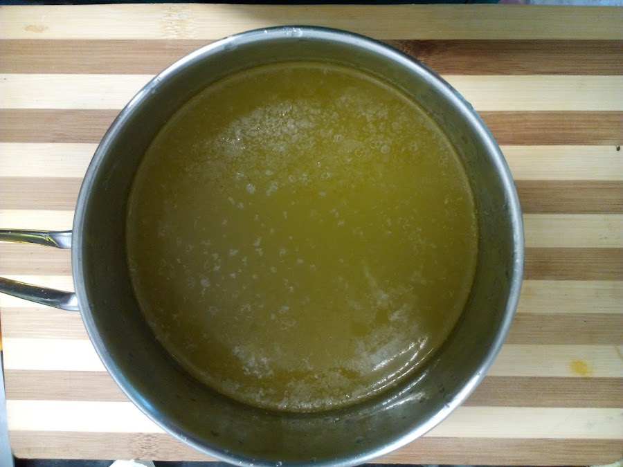 Caldo superconcentrado de sebo y agua que debemos dejar enfriar para la separación de elementos.