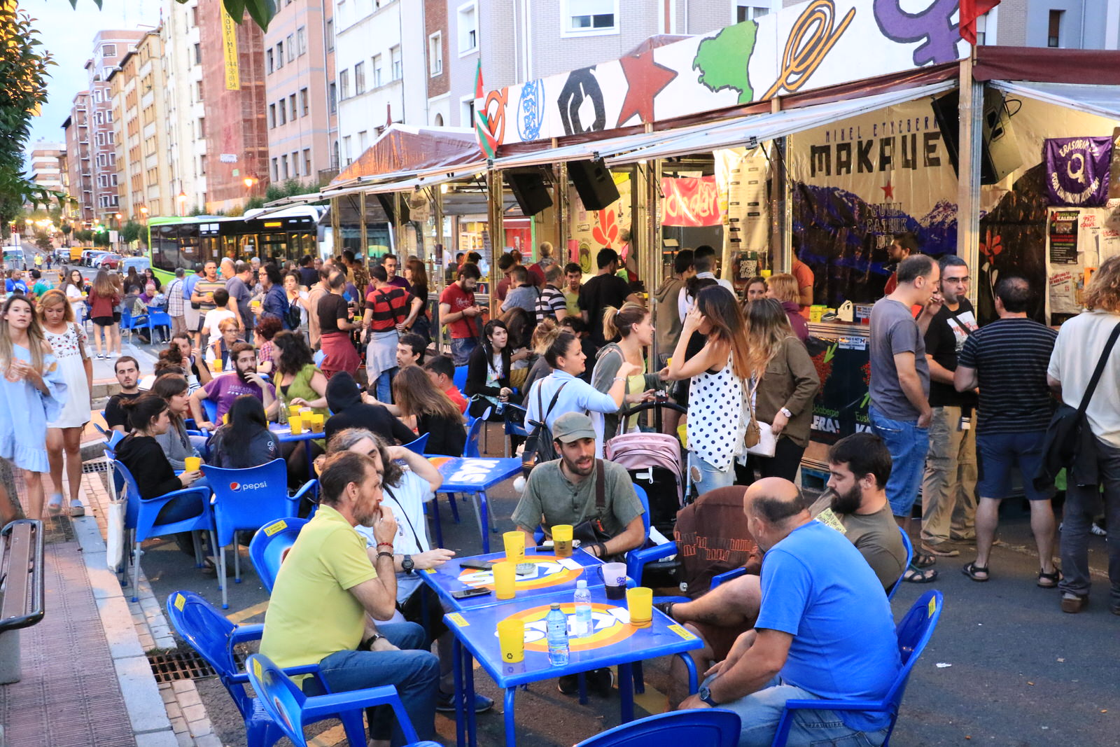 Las prefiestas llenan la zona de 'txosnas' y los bares del centro de