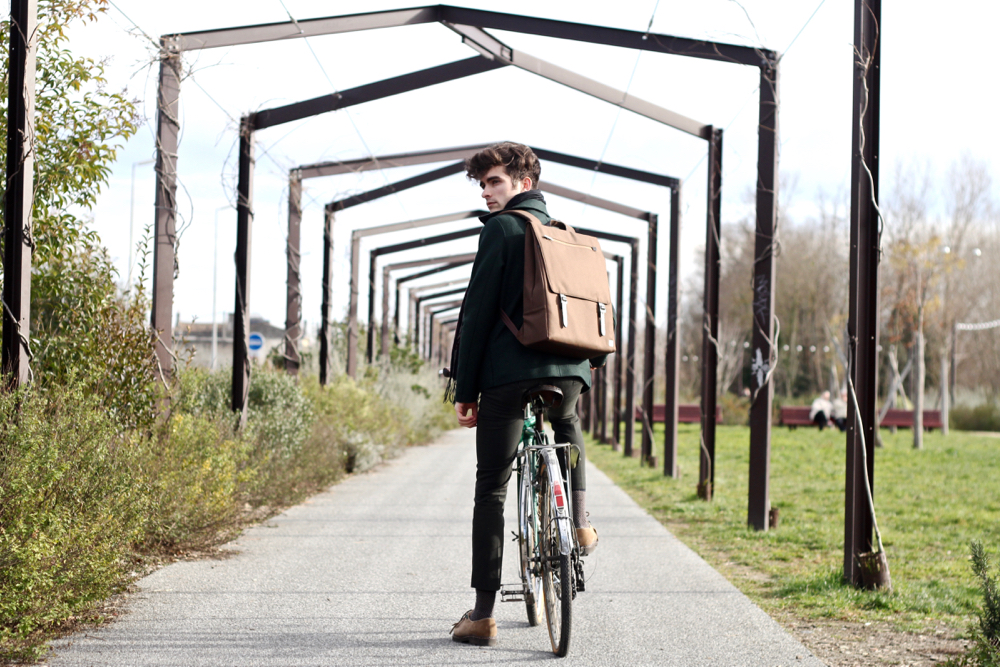 Blog-mode-style-homme-paris-bordeaux-sac-dos-moshi-batterie-externe-iphone-macbook-echarpe-dries-van-noten-veste-jacket-harris-wharf-london-racing-green-salasa-sweater-michael-parboot-bike-vintage