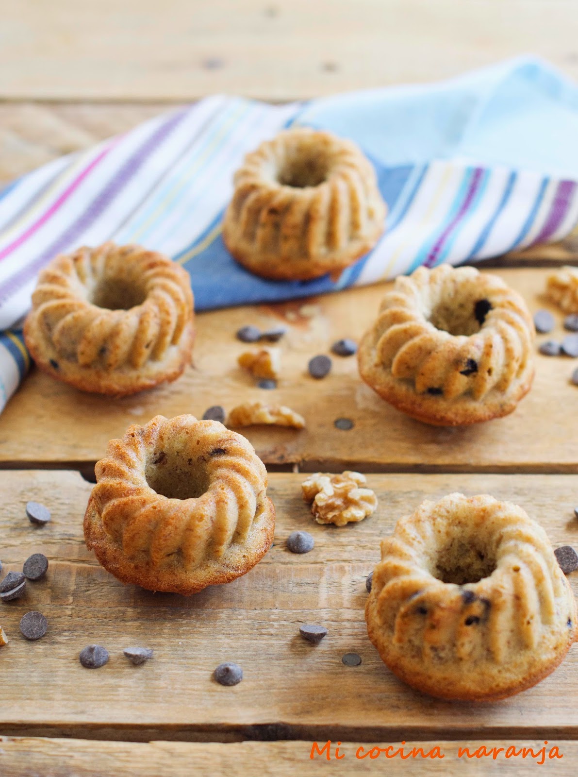 Mini bundt cakes integrales de plátano, nueces y pepitas de chocolate