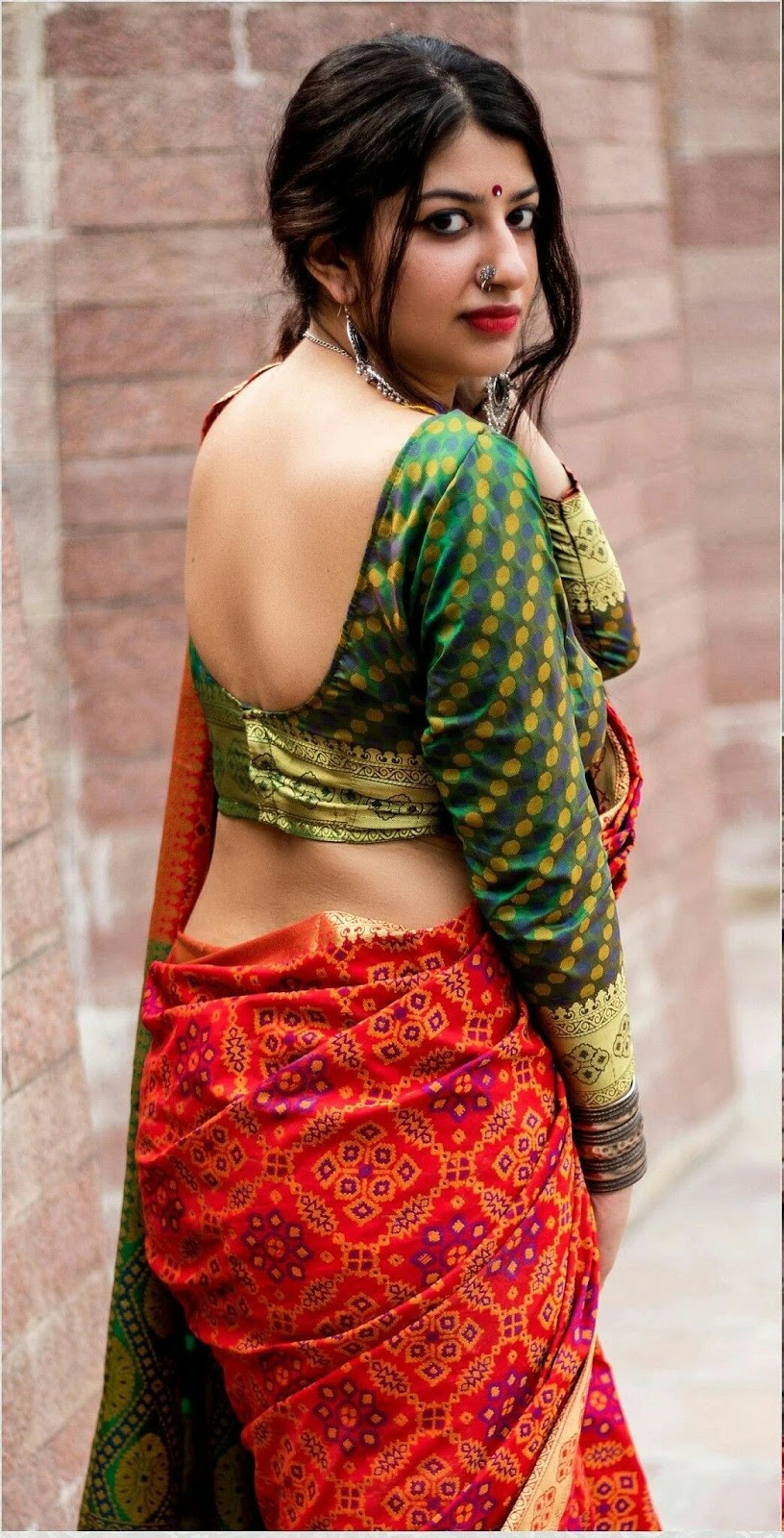 sarees in indian Beautiful women
