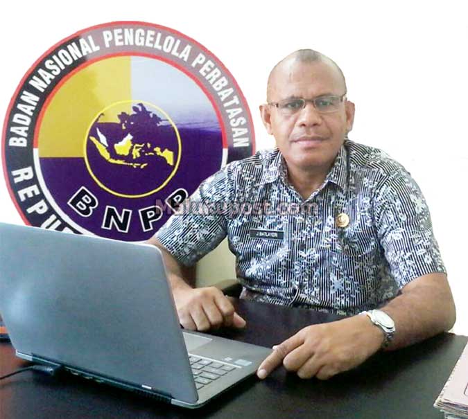 BNPP Bangun Pos Lintas Batas Di MTB Saumlaki, Malukupost.com - Pemerintah Pusat melalui Badan Nasional Pengelola Perbatasan (BNPP) akan membangun pos lintas batas negara di kawasan Namralan, sekitar 10-15 Km dari kota Larat, Tanimbar Utara, Kabupaten Maluku Tenggara Barat (MTB) pada 2017. Kepala Badan Pengelola Perbatasan Kabupaten Maluku Tenggara Barat (MTB), Jhon Batlayeri di Saumlaki, ibu kota MTB, Kamis (29/9) mengatakan, Presiden Joko Widodo telah menerbitkan peraturan khusus terkait pembangunan pos lintas batas di wilayah NKRI, dimana pulau Larat masuk dalam hitungan BNPP berdasarkan hasil survey yang dilakukan belum lama ini. "Yang menjadi alasan utama, Larat termasuk salah satu dari empat Pulau Kecil Terluar (PKT) di kabupaten Maluku Tenggara Barat. Tiga lainnya adalah Pulau Selaru (Berpenghuni), Pulau Batarkusu (Tidak Berpenghuni), dan Pulau Asutubun (Tidak Berpenghuni)," katanya. Pulau Larat di Kecamatan Tanimbar Utara juga merupakan pintu masuk ALKI 3 yang mengakomodir pelayaran internasional dari Australia bagian timur, Selandia baru ke samudera pasifik melalui selat Torres, atau sebaliknya melalui selat Torres, laut Arafura, laut Banda, dan laut Maluku, yang rawan kasus illegal fishing, illegal logging, illegal minning, illegal transhipping dan sebagainya, bahkan penyelundupan manusia dan imigran gelap. Menurutnya, pembangunan pos lintas batas itu tidak hanya dalam bentuk pembangunan gerbang pintu masuk dan keluar, melainkan juga fasilitas perkantoran dari sejumlah instansi seperti TNI AL, TNI AD, TNI AU, Kepolisian, dan Kantor Imigrasi yang secara integrasi bekerja mengamankan persoalan-persoalan di lintasan jalur ALKI 3 dimaksud. "Sejauh ini sudah ada penetapan titiknya di Larat, dan untuk pembangunan fisik direncanakan pada tahun 2017, dan yang punya tanggung jawab untuk membangun pos lintas batas itu adalah Badan Nasional Pengelolaan Perbatasan dengan anggaran yang bersumber dari APBN" katanya. Jhon Batlayeri menjelaskan, pembangunan pos lintas batas itu tidak hanya memperhitungkan seberapa besar potensi ancaman, tetapi tanggung jawab negara dan daerah untuk melindungi wilayahnya, sekaligus untuk memantau setiap pergerakan orang, juga aspek ekonomi, sosial, politik, pertahanan keamanan, dan sebagainya. Berdasarkan rapat koordinasi antara SKPD terkait dengan unsur TNI di daerah ini, pelanggaran terhadap wilayah kedaulatan Indonesia masih terjadi. Sesuai laporan TNI AU, radar melaporkan bahwa pelanggaran penerbangan asing itu terjadi hampir setiap hari di daerah perbatasan. "Australia misalnya, mereka mengklaim bahwa penerbangan mereka masih berada di jalur penerbangan internasional, tetapi menurut data radar TNI AU, penerbangan asing itu sudah berada dalam wilayah nasional Indonesia," kata Jhon. Jhon menambahkan, Karena itu, pembangunan pos lintas batas di daerah tersebut dinilai sangat tepat, agar maksimalisasi pengawasan di daerah MTB dapat terwujud. (MP-14)