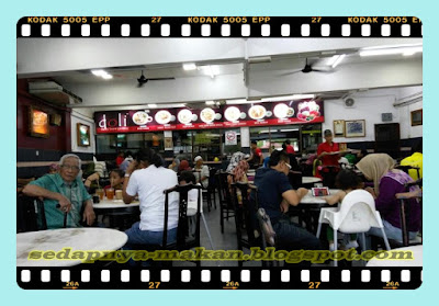 Bahagian dalam restoran Kuey Teow Goreng Doli
