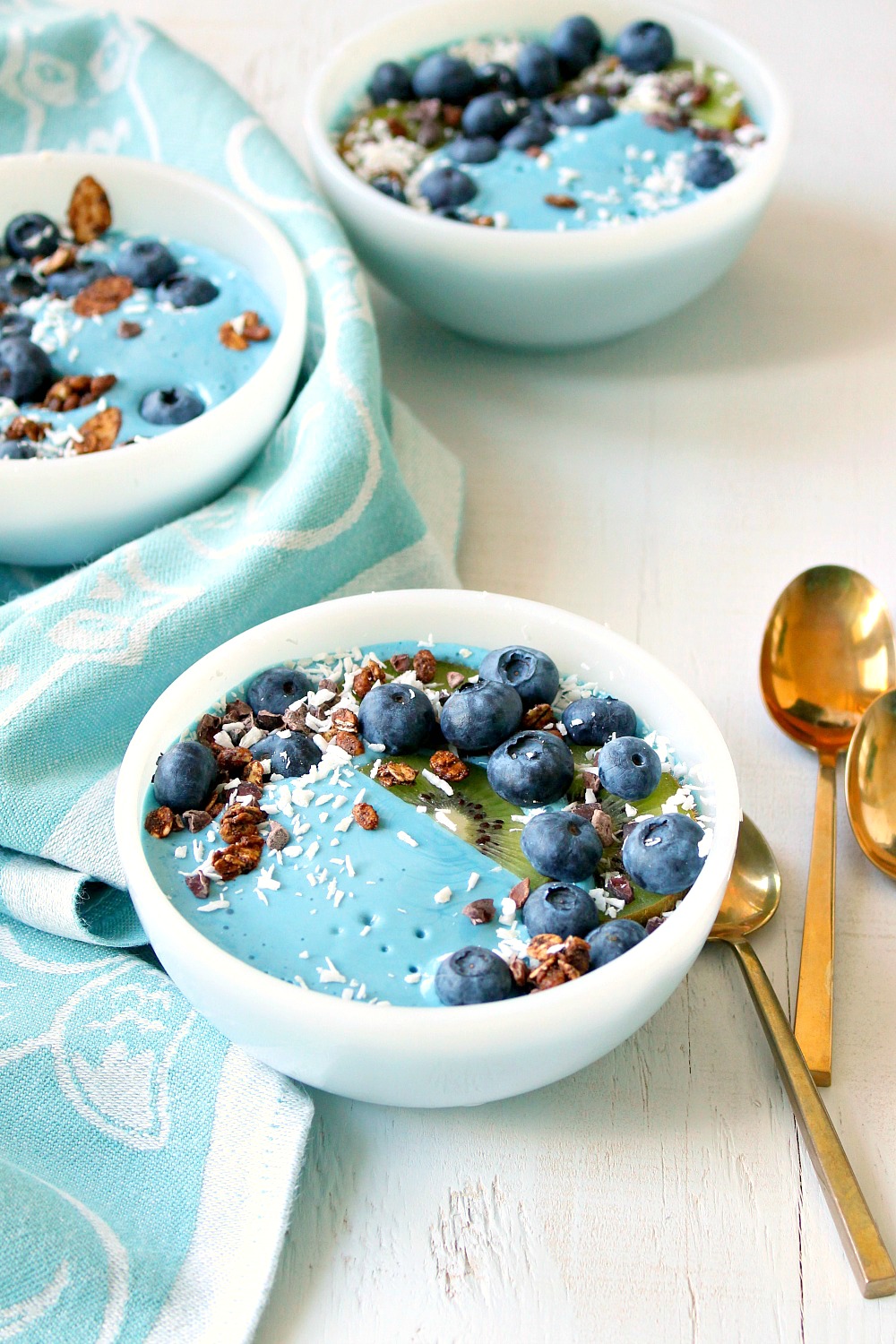 All Natural Turquoise Mermaid Smoothie How to Make an All Natural Turquoise Smoothie Bowl // Blue Majik Mermaid Smoothie