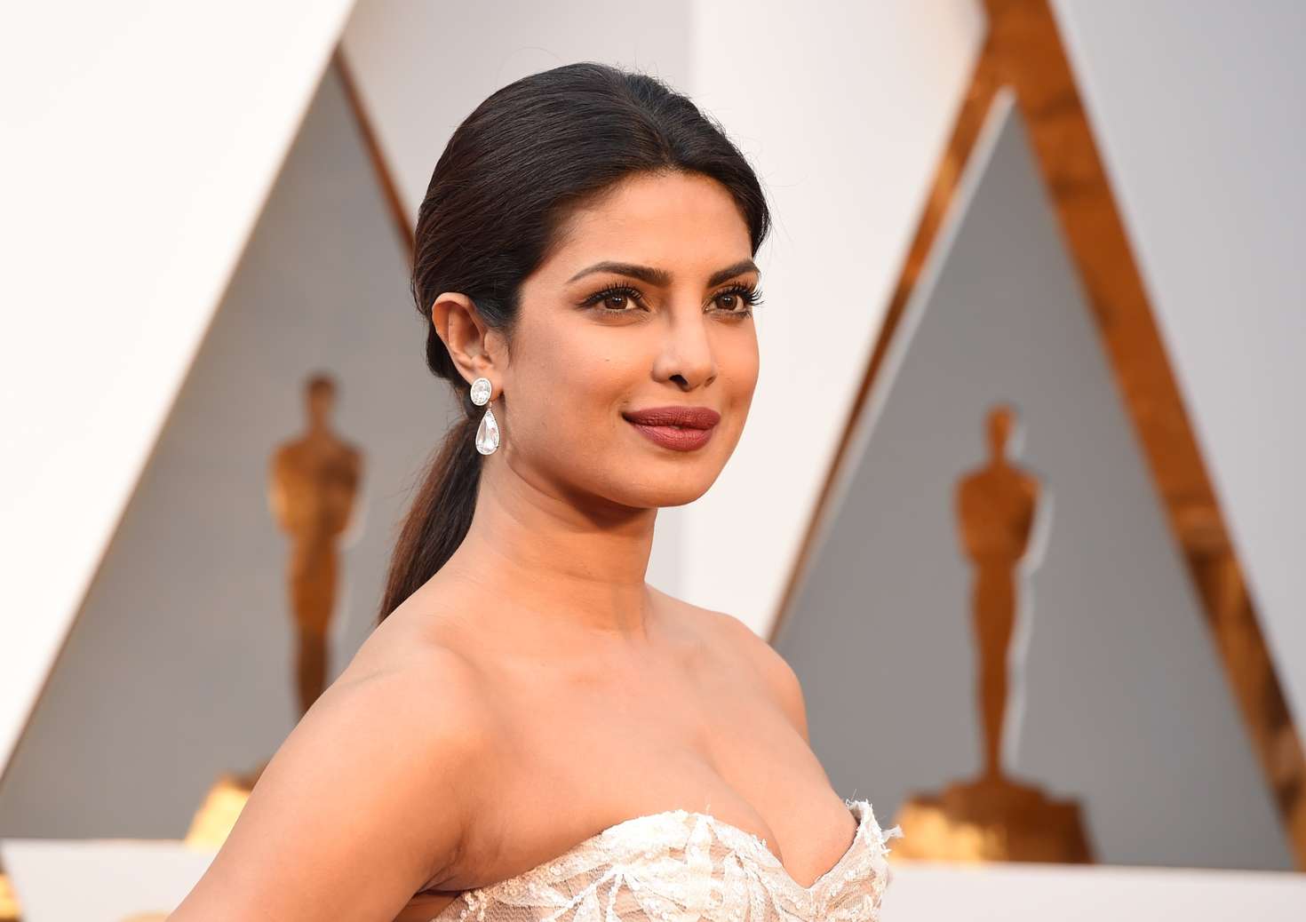 Priyanka Chopra Photos At Oscars Awards In White Gown