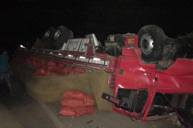 Colisão frontal entre carro e caminhão deixa ao menos 6 mortos em América Dourada