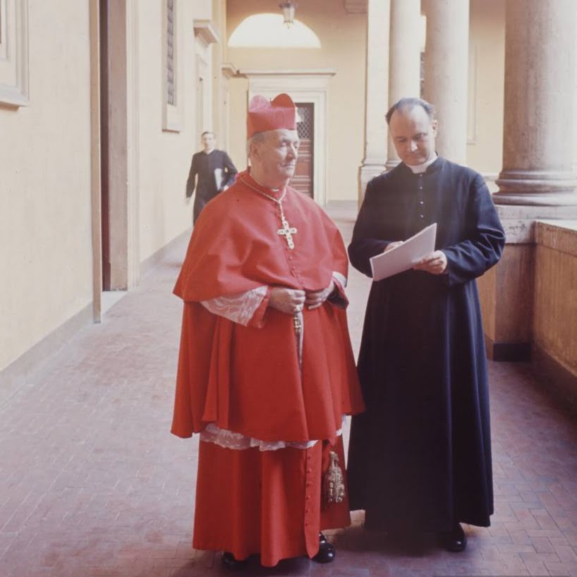 Asociación Litúrgica Magnificat La muceta, la esclavina y el mantelete