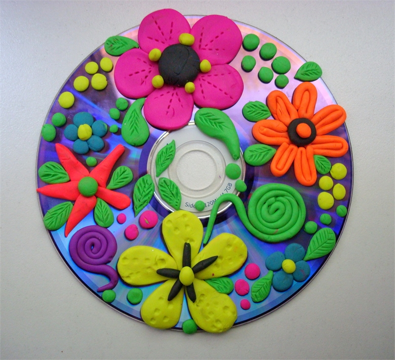Круглый пластилин. Поделки из пластилина на диске. Цветы из пластилина на диске. Пластилин на диске поделка. Декоративная лепка.