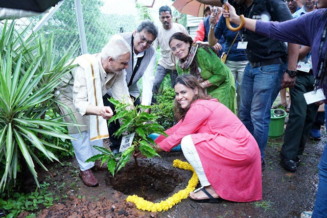 Whistling Woods International felicitates Spiritual Guru Sri M as he starts off his mission ‘MyTree’ at the Institute’s 5 acre green campus. Whistling Woods International felicitates Spiritual Guru Sri M as he starts off his mission ‘MyTree’ at the Institute’s 5 acre green campus.