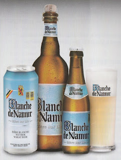 Une bouteille de Blanche de Namur et son verre