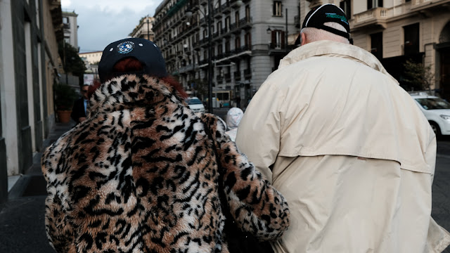 Coppia per strada. Street photography con la Fuji X-T2