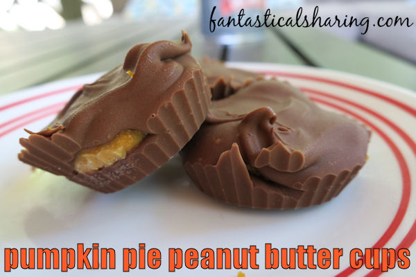Pumpkin Pie Peanut Butter Cups // Move over peanut butter cups, fall is almost here and that means pumpkin is taking over! #recipe #pumpkin #candy #Reeses