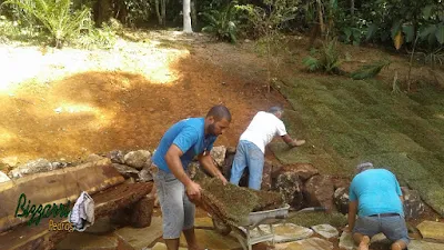 Bizzarri plantando a grama esmeralda junto ao lago de carpas com a mureta de pedra, com pedras ornamentais, tipo pedra moledo, com os caminhos de pedra com pedra cacão de São Tomé, obra em sítio em Nazaré Paulista-SP. 05 de abril de 2017.
