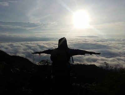 Pendaki Cantik gunung Hauk 1325 Mdpl, Sunrise di Gunung hauk Photo by Pendaki Cantik Zooekma Sunrise gunung hauk, Pemandangan Gunung Hauk