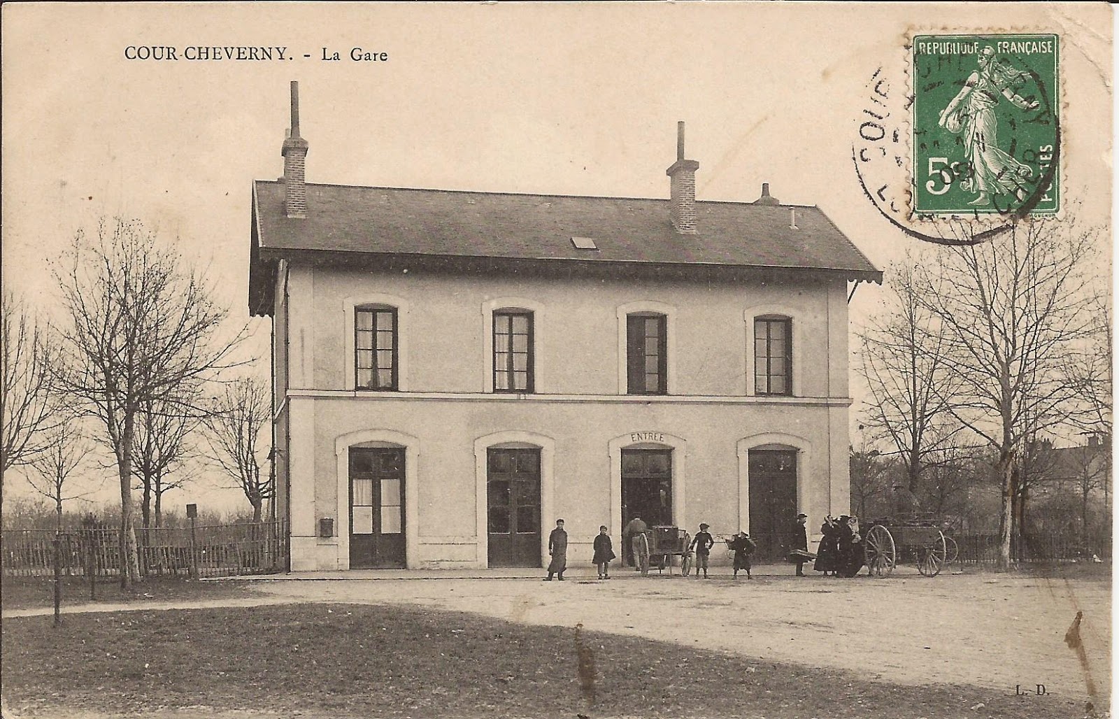 Aux abords de la gare - Cour-Cheverny