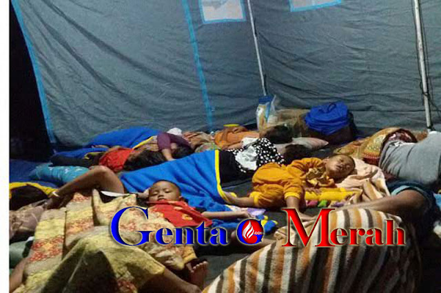 Menyedihkan, Rumahnya Terendam Banjir, Sebagian Warga Cabang Tidur Ditenda