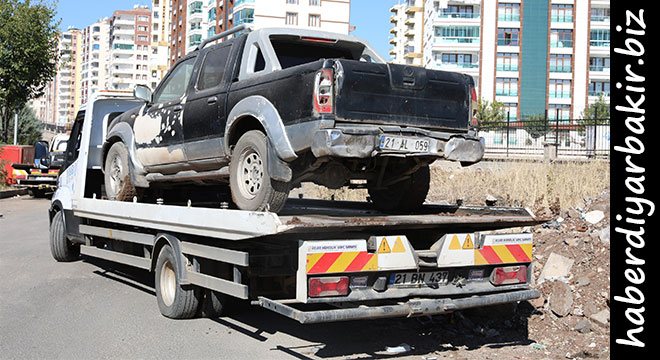 Zabıta 3. Sanayi Sitesindeki hurda araçları otoparklara çekti Diyarbakır Büyükşehir Belediyesi Zabıta Daire Başkanlığı, 3. Sanayi Sitesi Yönetiminin talebi üzerine site içerisi yol kenarlarında terk edilmiş ve çevre kirliliğine neden olan hurda araçları çekici vasıtasıyla Yediemin otoparklarına çekti. 3. Sanayi Sitesi’nde Emniyet Müdürlüğü ile birlikte çalışma yürüten Zabıta ekipleri, sanayi esnafına ait araçların kaldırılması için uyarılarda bulundu. Yol kenarlarına bıraktıkları hurda araçlarını esnaflar kaldırırken, sahipsiz araçları ise Zabıta ekipleri çekicilere yükleyerek Yediemin otoparklarına nakletti. Hurda araçların toplanmasıyla birlikte site içerisindeki görüntü ve çevre kirliliği de ortadan kalkmış oldu. 3.Sanayi Sitesi Yönetimi ve esnaflar, hurda araçların otoparklara çekilmesinden dolayı Diyarbakır Büyükşehir Belediyesine teşekkür etti.