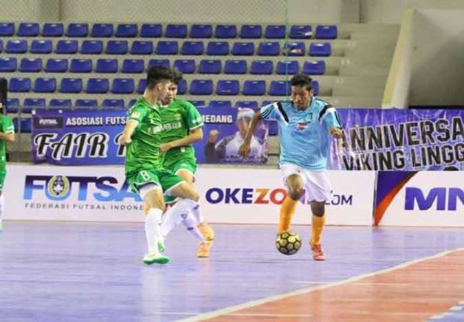Kegagalan Arrow FC Ambon Menembus LFN 2017 Sangat Disayangkan Ambon,Malukupost.com - Kekalahan skor 9-4 Arrow FC Ambon atas APK Kalimantan Timur di babak perempat final Liga Futsal Nusantara (LFN) 2016 di GOR Jatinangor, Jawa Barat, 7-9 Januari 2017, sungguh sangat memalukan. Selain minimnya persiapan, kekalahan satu-satunya wakil Maluku di LFN 2016 juga disebabkan kualitas pelatih yang masih di bawah standar nasional meski Oei Sianatra Wijaya alias Bongkar didengung-dengungkan memiliki sertifikat futsal AFC. “Kekalahan Arrow FC sungguh sangat memalukan. Sebab, mereka merupakan representasi pemain futsal Maluku di LFN 2016. Ini bukti atau hasil dari manajemen AFD Maluku yang kacau balau dan diurus orang-orang yang tidak jujur”’ papar sejumlah pemerhati dan praktisi futsal lokal secara terpisah menyikapi kegagalan Arrow FC menembus semifinal hingga final LFN tahun ini kepada Malukupost.com di Ambon, Senin (9/1). Pelatih futsal nasional dan juga mantan pemain timnas futsal Indonesia Sayan Karmadi mengungkapkan kekalahan Arrow FC atas APK Kaltim disebabkan permainan individual yang berlebihan dan pola penyerangan yang masih bersifat sporadik.