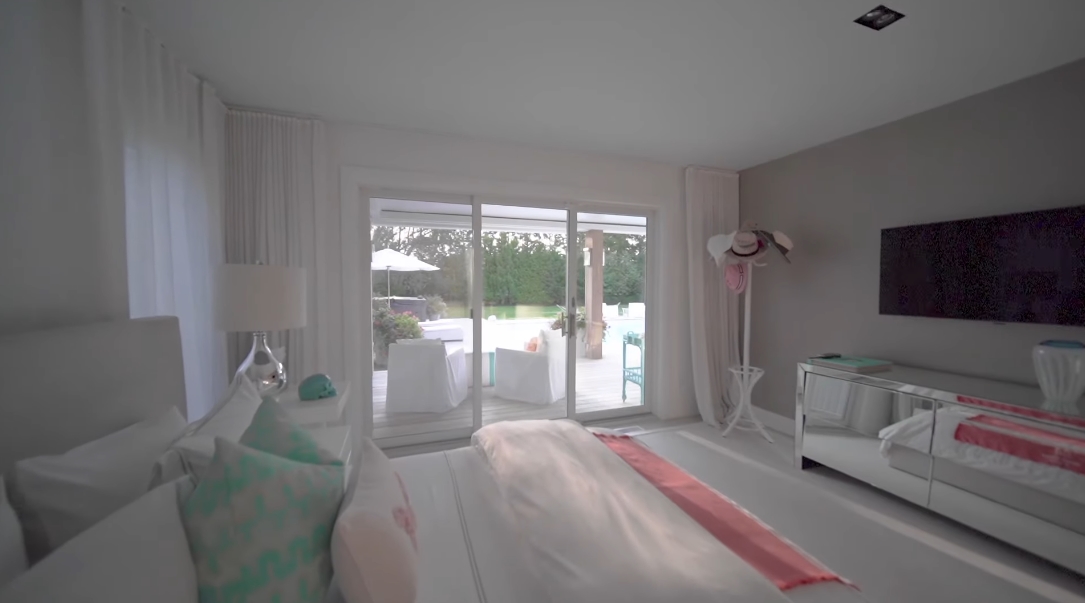 26 Interior Design Photos vs. 382 Jobs Ln, Water Mill, NY Luxury Home Tour