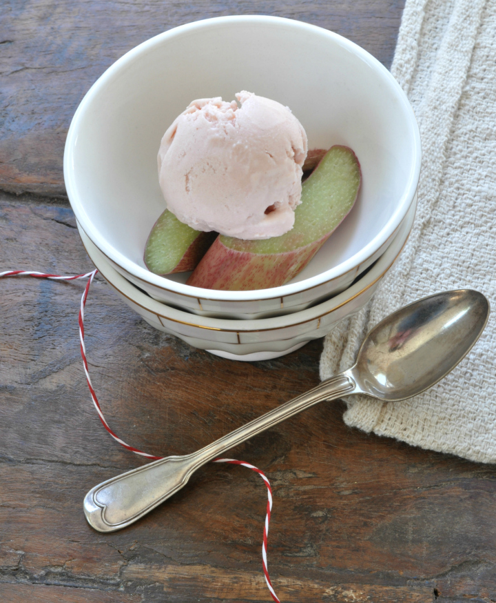Rhubarb-Ice Cream with Sour Cream to welcome summer this year