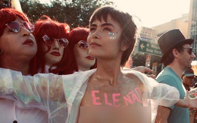 Maria Casadevall deixa seios à mostra e escrito 'Ele Não' em bloco